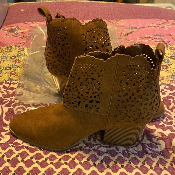 Super cute lace cut out booties size 8. - Picture 2 of 7